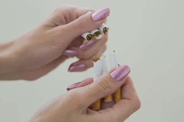 Arrête de fumer, les mains humaines brisent la cigarette — Photo