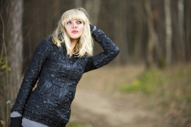 Sonbahar ahşap üzerine yürüyüşte kız