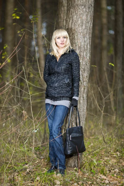 Flicka på promenad på hösten trä — Stockfoto