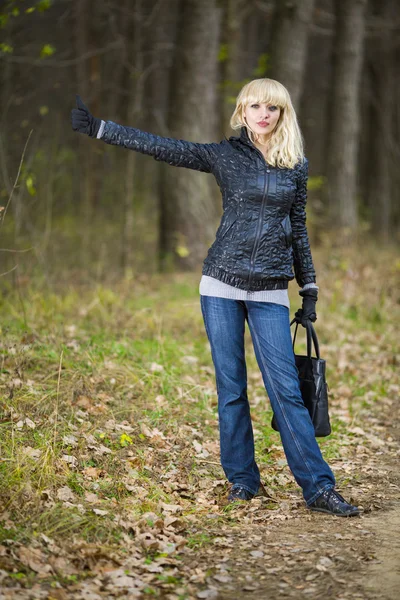 Ragazza a piedi sul legno autunno — Foto Stock