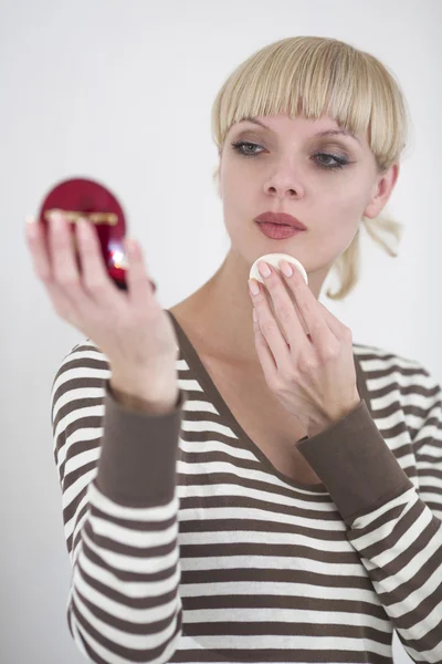 Riflessione di una giovane donna che fa domanda — Foto Stock