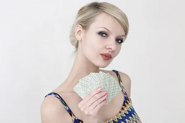 Bella giovane donna è appassionato di un gioco di carte — Foto Stock