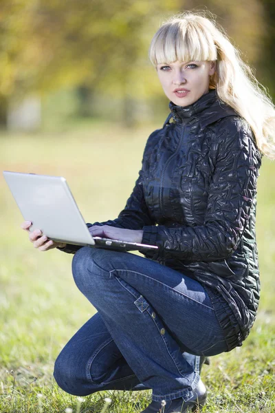 Beautiful young girl outdoors with laptop — Stock Photo, Image