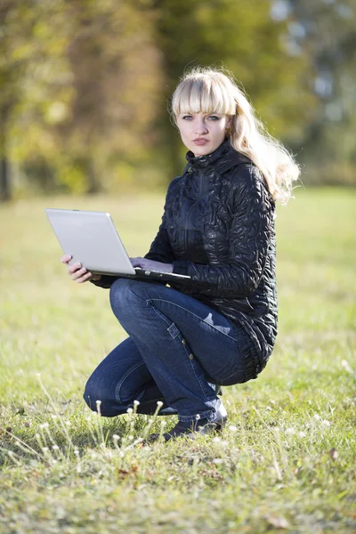 Beautiful young girl outdoors with laptop — Stock Photo, Image