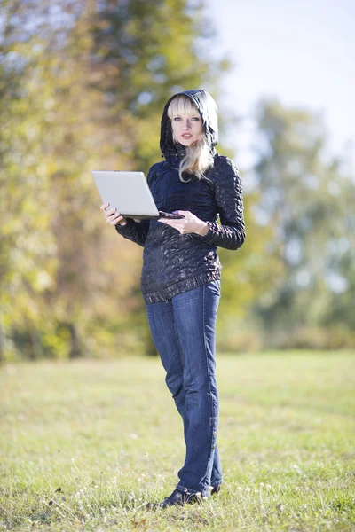 Hermosa chica joven al aire libre con ordenador portátil — Foto de Stock