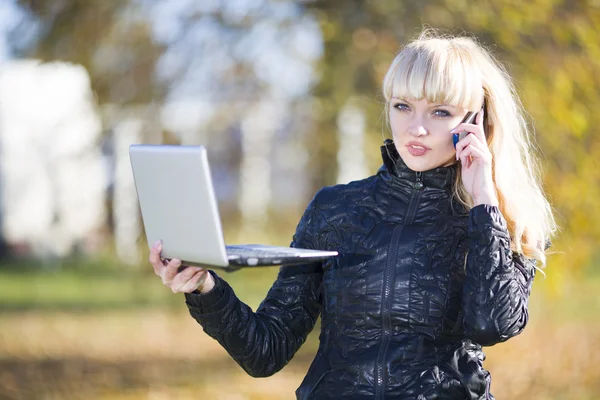 Beautiful young girl outdoors with laptop — Stock Photo, Image