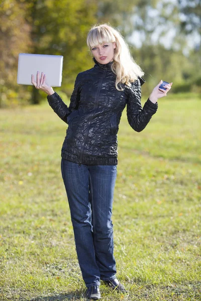 Beautiful young girl outdoors with laptop — Stock Photo, Image