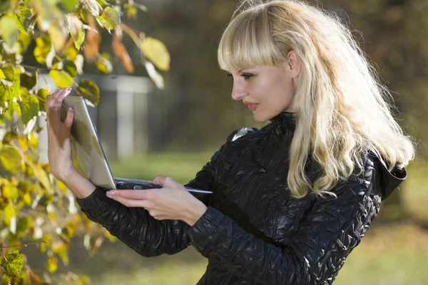 Vacker ung flicka utomhus med laptop — Stockfoto