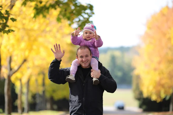 Щасливий батько з дитиною гуляє в парку — стокове фото