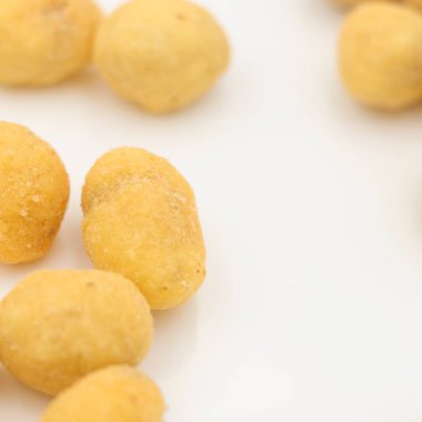 Beyaz tabakta hamur içinde fıstık. Bira atıştırmalıkları..