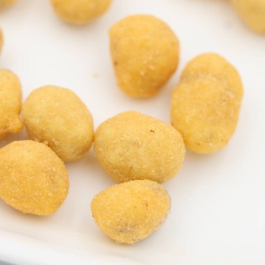 Beyaz tabakta hamur içinde fıstık. Bira atıştırmalıkları..