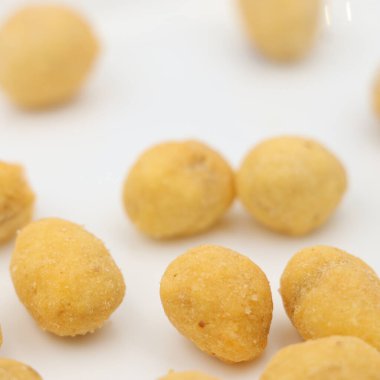 Beyaz tabakta hamur içinde fıstık. Bira atıştırmalıkları..