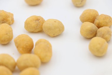 Beyaz tabakta hamur içinde fıstık. Bira atıştırmalıkları..