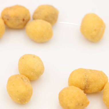 Beyaz tabakta hamur içinde fıstık. Bira atıştırmalıkları..