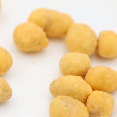 Beyaz tabakta hamur içinde fıstık. Bira atıştırmalıkları..