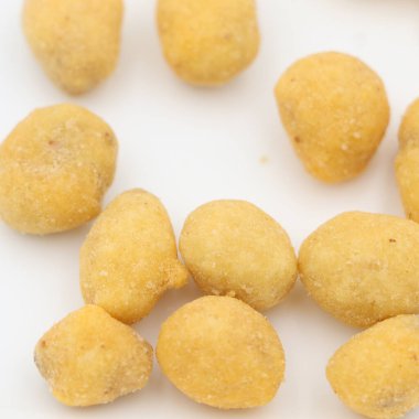 Beyaz tabakta hamur içinde fıstık. Bira atıştırmalıkları..