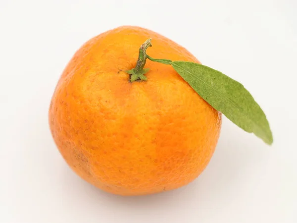 Mandarine Mit Grünem Blatt Nahaufnahme Zitrusfrüchte Isoliert — Stockfoto