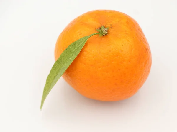 Mandarine Mit Grünem Blatt Nahaufnahme Zitrusfrüchte Isoliert — Stockfoto