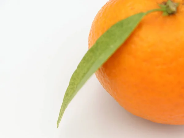 Mandarine Mit Grünem Blatt Nahaufnahme Zitrusfrüchte Isoliert — Stockfoto