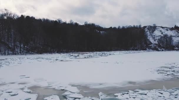 Isblock Den Snötäckta Flodstranden — Stockvideo