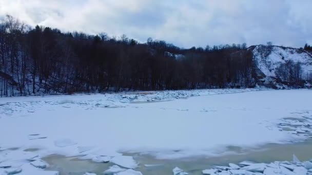 Isblock Den Snötäckta Flodstranden — Stockvideo