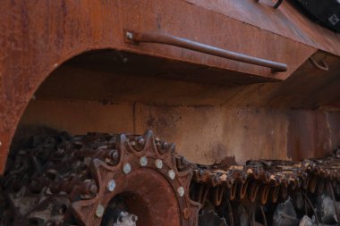 Ukrayna 'da yanmış bir Rus tankı..