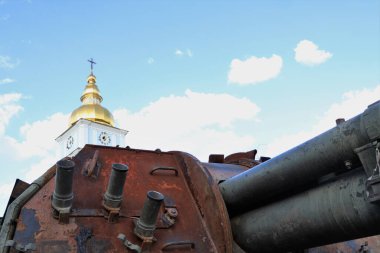 Kilisenin önünde yanmış bir Rus tankı..