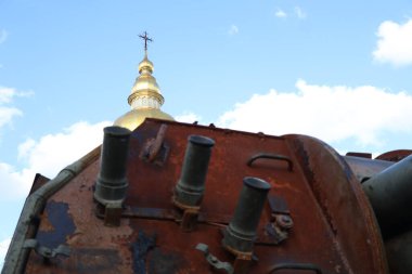 Kilisenin önünde yanmış bir Rus tankı..