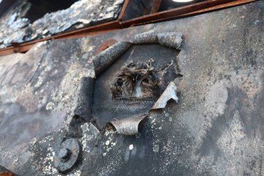 Küçük kalibreli bir silahın Rus zırhlı aracına çarptığı yer. Ukrayna 'da Savaş.