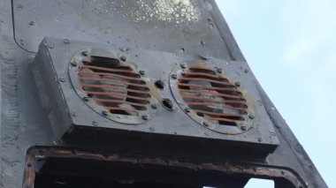 Eski askeri teçhizat soğutma vantilatörü.