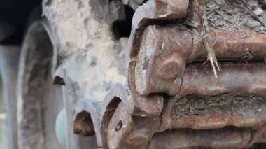 Bozuk Rus teçhizatı tankının izleri..