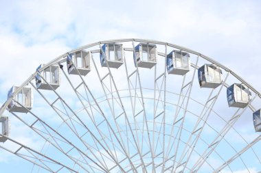 Beyaz dönme dolap. Kontraktova Meydanı, Kyiv, Ukrayna.