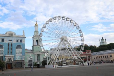 Beyaz dönme dolap. Kontraktova Meydanı, Kyiv, Ukrayna.