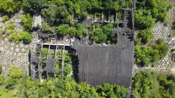 Velho Hangar Madeira Arruinado Coberto Segunda Guerra Mundial — Vídeo de Stock