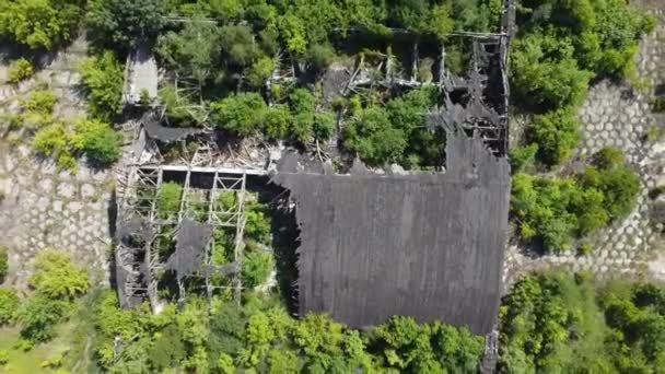 二战时期的一座破旧的 荒废的木制飞机库 — 图库视频影像