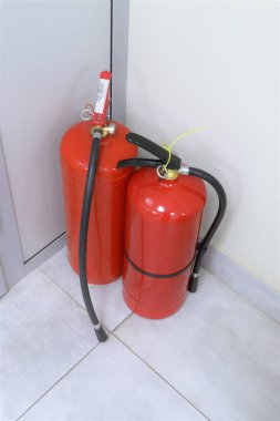 Ofiste ya da halka açık bir yerde iki yangın söndürücü. Yangın koruması.
