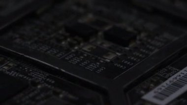 Parlak mavi ışıklı bir mikroçip görüntüsü. Ekipman aşırı ısınıyor. çipler