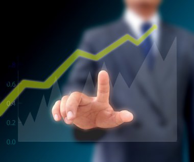 grafik grafik artış eğilimi izliyor işadamı.