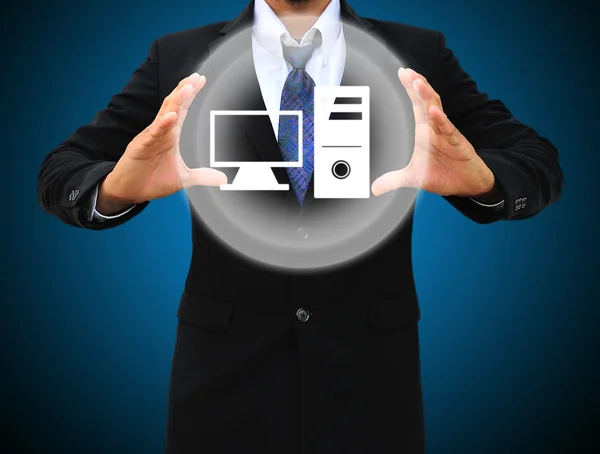 Hombre de negocios sosteniendo icono de ordenador — Foto de Stock