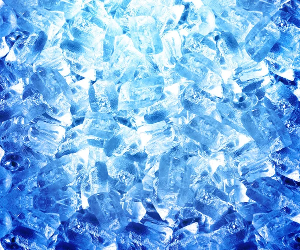 Hintergrund mit Eiswürfeln im blauen Licht — Stockfoto