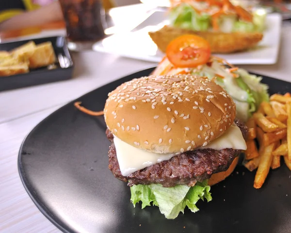 Grande sanduíche de fast food apetitoso com alface, tomate, presunto defumado e queijo. Hambúrguer de comida de plástico . — Fotografia de Stock