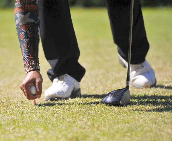 Homem a jogar golfe — Fotografia de Stock