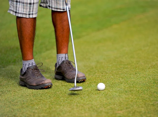 Hombre jugando al golf — Foto de Stock