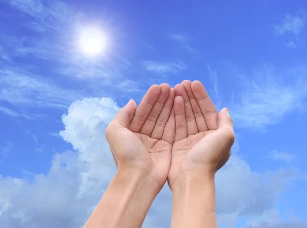 Sol de mão e céu azul com copyspace — Fotografia de Stock