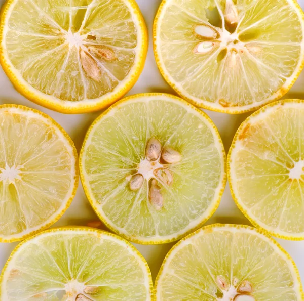 Piezas de limón sobre fondo blanco — Foto de Stock