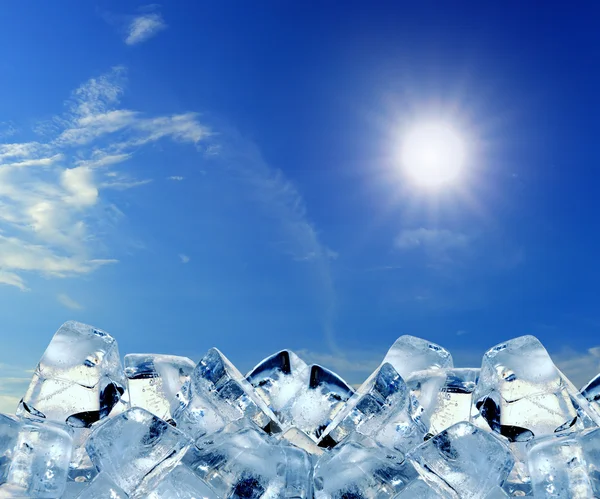 Kostki lodu w błękitne niebo — Zdjęcie stockowe