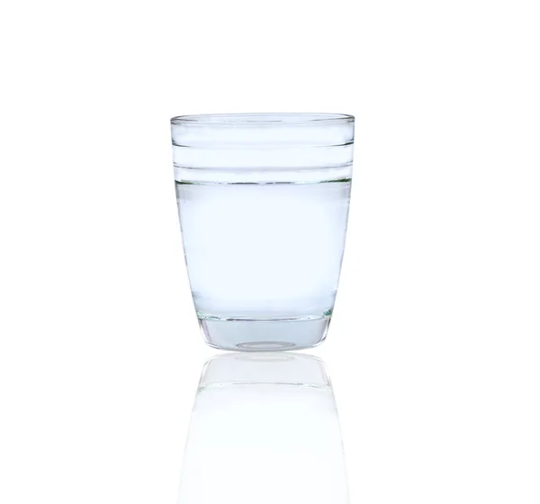 Glas mit Wasser auf weißem Hintergrund — Stockfoto