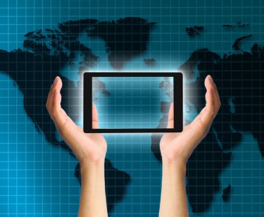 kartı, cep telefonu, tablet pc veya başka bir palmiye aygıt tutun kadın el