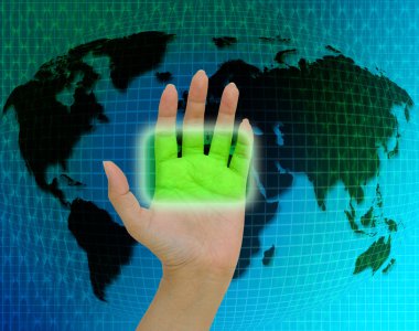 Dünya posta dünya harita arka plan üzerinde elleriyle