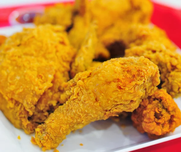 Vit tallrik med stekt kyckling — Stockfoto